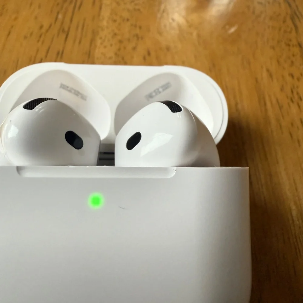 Apple Airpods 4 w/Noise cancellation - Picture 7 of 7